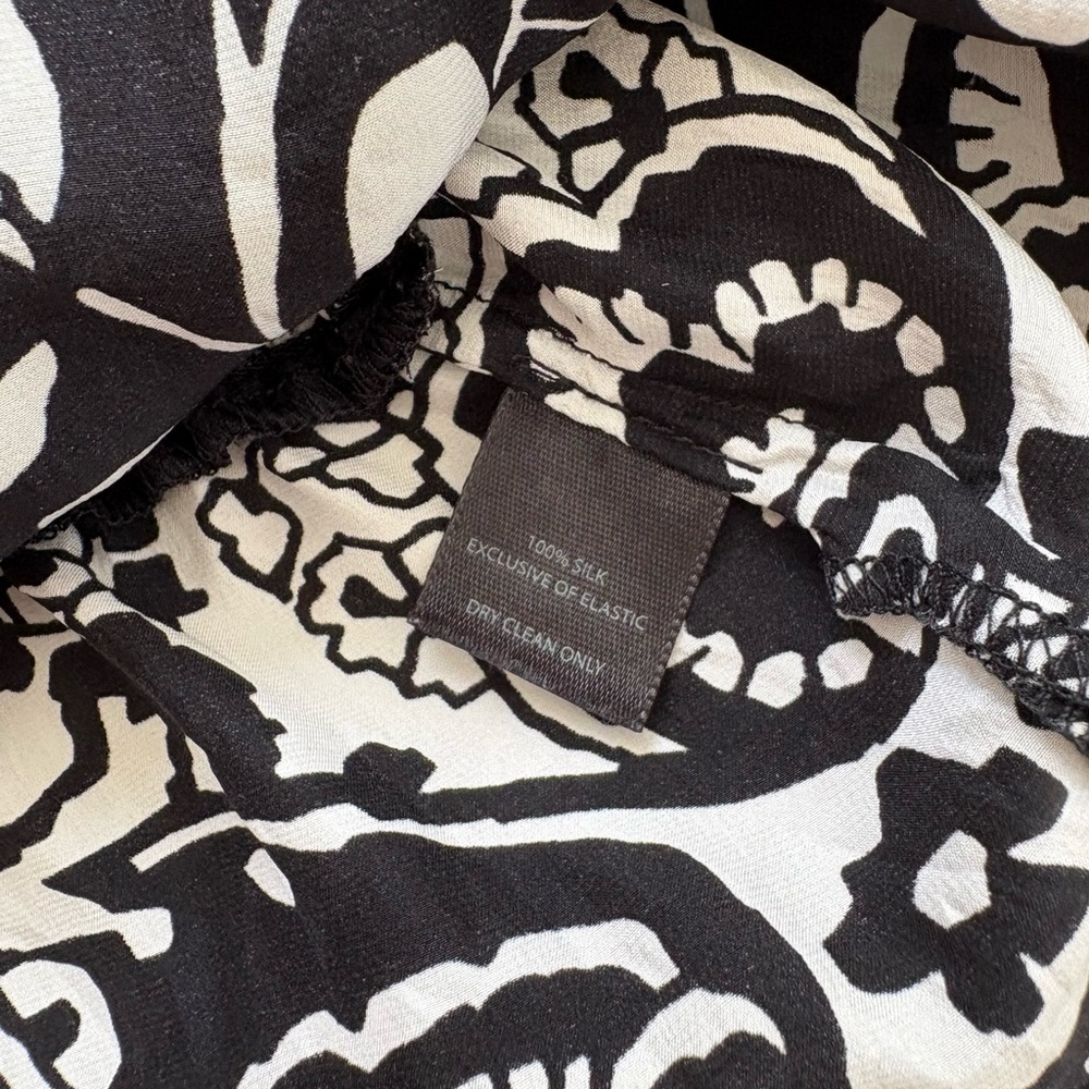 White House Black Market 100% silk black floral paisley top w/ tie neck, sz M - Picture 6 of 7